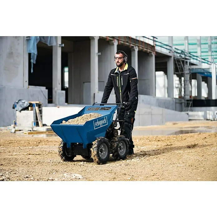 Scheppach Volquete con ruedas DP3000 - 4.100 W, 196 cm³, Capacidad volumétrica: 125 l, Gasolina - Un trabajador de la construcción usa una carretilla Scheppach para transportar material en una obra.