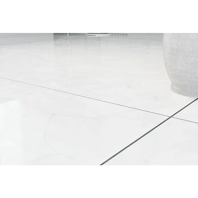 Feinsteinzeugfliese Onix Cloud - 60 x 120 cm, Weiß/Grau, Glänzend - Nahaufnahme von modernen, weißen Bodenfliesen mit dunklen Fugenlinien, die ein sauberes und minimalistisches Design zeigen.