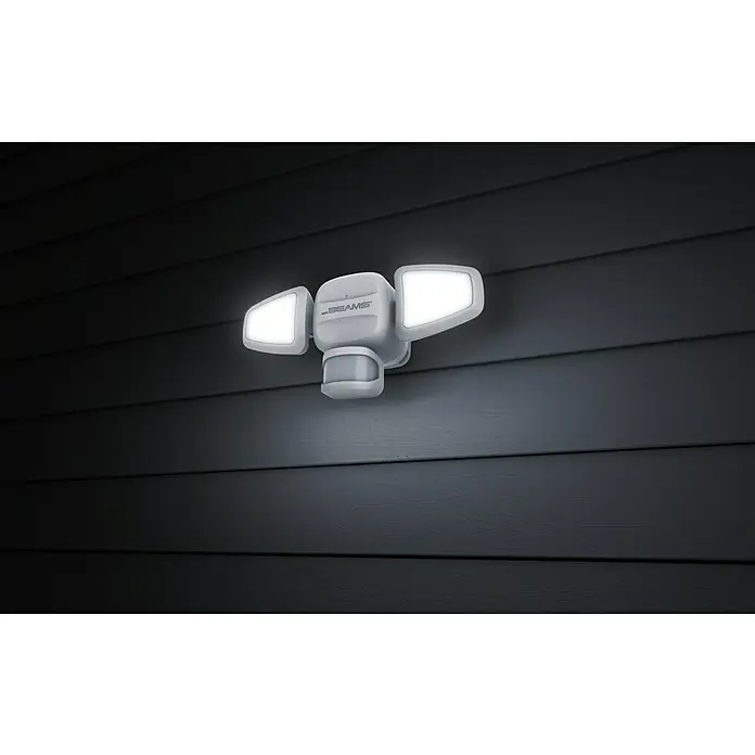 Mr. Beams LED-Strahler MB3200 - L x B x H: 27 x 9 x 10,5 cm, Neutralweiß, Weiß - Eine Mr Beams-Sicherheitsleuchte mit Bewegungsmelder ist an einer dunklen Wand montiert und leuchtet hell.
