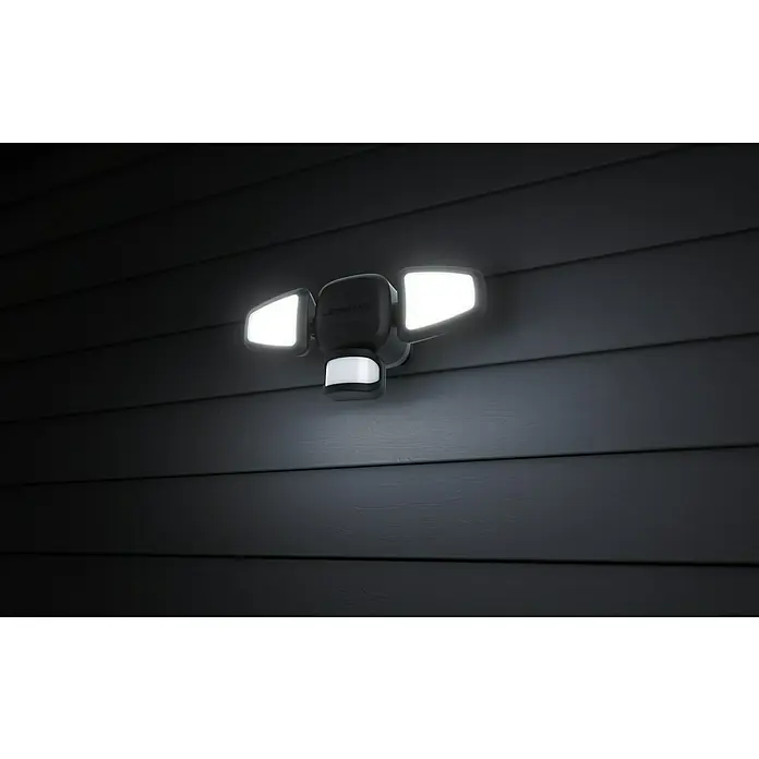 Mr. Beams LED-Strahler MB3200 - L x B x H: 27 x 9 x 10,5 cm, Neutralweiß, Schwarz - Moderne LED-Außenleuchte mit Bewegungssensor an einer dunklen Holzfassade. Die Lampe sorgt für Sicherheit und Helligkeit im Außenbereich.