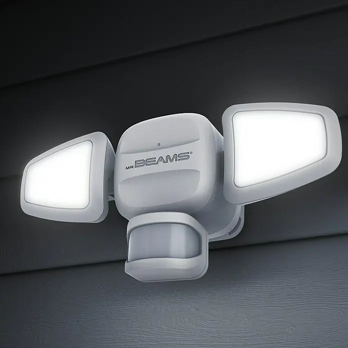 Mr. Beams LED-Strahler MB3200 - L x B x H: 27 x 9 x 10,5 cm, Neutralweiß, Weiß - Nahaufnahme einer Mr. Beams Outdoor-LED-Sicherheitsleuchte mit Bewegungsmelder an einer dunklen Wand. Perfekt für die Außenbeleuchtung.