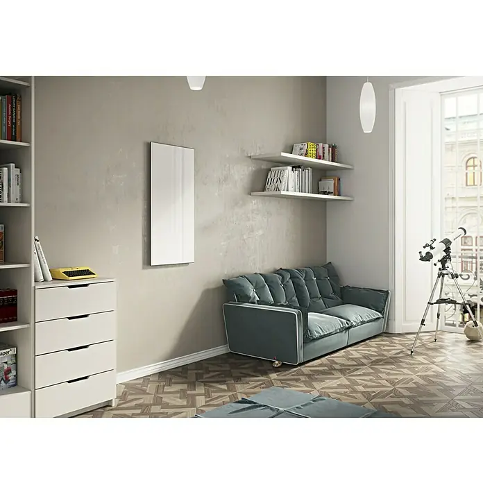 Ximax Infrarot-Glasheizkörper - 900 x 600 mm, 600 W, Weiß - Ein modernes Wohnzimmer mit einem Sofa, Regalen und einem weißen Heizkörper an der Wand. Das Zimmer ist hell und freundlich gestaltet.
