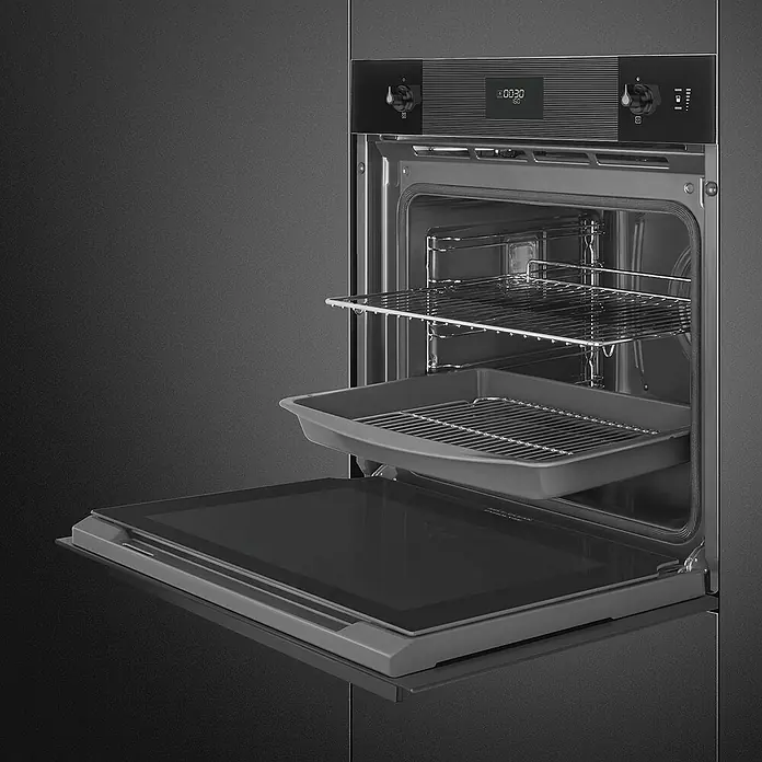 Smeg Horno empotrado SOP6101S2B3 - Número de tipos de calentamiento: 11 ud., Volumen horno: 68 l - Horno negro con puerta abierta que revela dos rejillas. Diseño moderno se integra perfectamente en cualquier cocina.