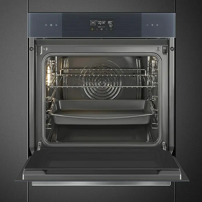 Smeg Horno empotrado SO6102S3PG - Número de tipos de calentamiento: 12 ud., Volumen horno: 67 l - Horno Smeg abierto con rejilla y bandeja para hornear, listo para delicias culinarias.
