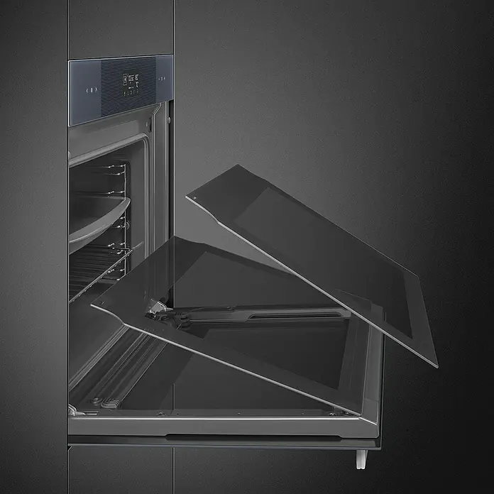Smeg Horno empotrado SO6102S3PG - Número de tipos de calentamiento: 12 ud., Volumen horno: 67 l - En la foto se muestra un horno Smeg moderno con la puerta abierta, que muestra su elegante diseño y sus funciones avanzadas.