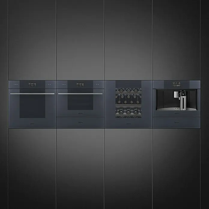Smeg Horno empotrado SO6102S3PG - Número de tipos de calentamiento: 12 ud., Volumen horno: 67 l - Elegantes electrodomésticos de cocina Smeg, que incluyen un horno, una vinoteca y una cafetera, integrados en los modernos armarios de cocina.