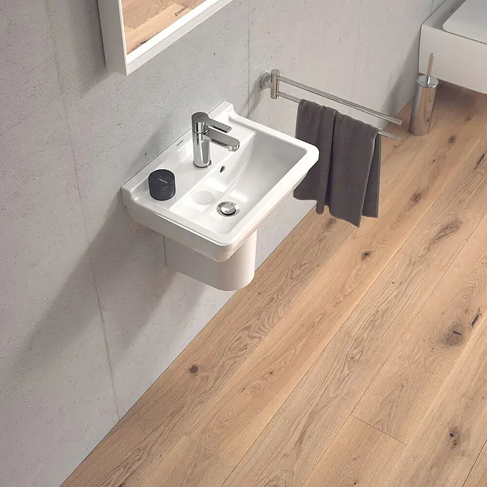 Duravit Starck 3 Waschbecken - 45 x 32 cm, Ohne Spezialglasur, Hahnloch: Mitte, Mit Überlauf, Weiß - Nahaufnahme eines Duravit Waschbeckens mit Handtuchhalter, stilvoll und modern im Bad.
