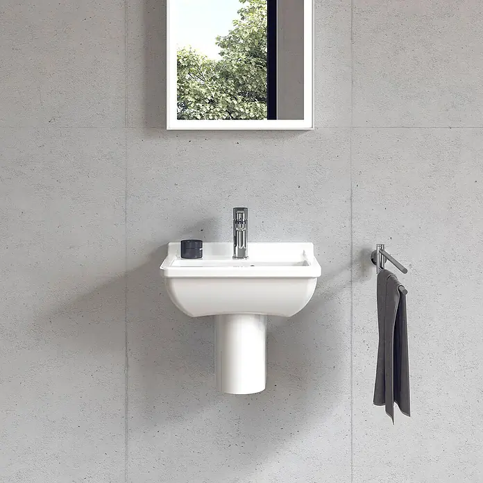 Duravit Starck 3 Waschbecken - 45 x 32 cm, Ohne Spezialglasur, Hahnloch: Mitte, Mit Überlauf, Weiß - Das Bild zeigt ein modernes, weißes Waschbecken mit Armatur und Handtuchhalter vor einer grauen Wand.
