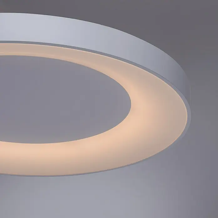 Just Light LED-Deckenleuchte rund ANIKA - 54 W, Ø x H: 70 x 7,7 cm, Weiß, Mehrfarbig - Nahaufnahme einer modernen, weißen Ringlampe mit warmem Licht. Das minimalistische Design sorgt für eine elegante Beleuchtung.