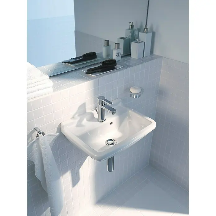 Duravit Starck 3 Waschbecken - 45 x 32 cm, Ohne Spezialglasur, Hahnloch: Mitte, Mit Überlauf, Weiß - Elegantes Badezimmerwaschbecken mit Armatur, Seifenspender und Handtuchhalter vor weißem Fliesenhintergrund.