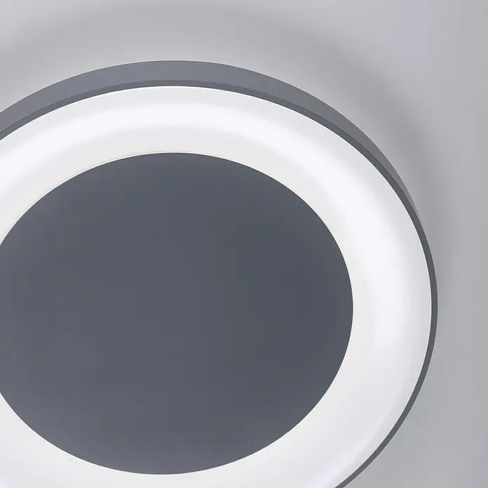 Just Light LED-Deckenleuchte rund ANIKA - 54 W, Ø x H: 70 x 7,7 cm, Grau, Mehrfarbig - Nahaufnahme einer modernen, runden LED-Deckenleuchte mit grauem Rahmen und weißem Lichtelement.