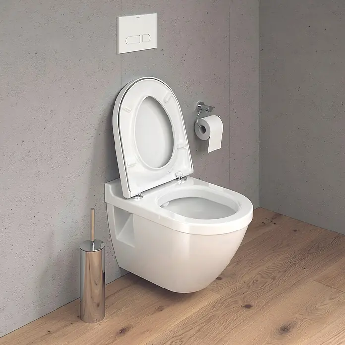 Duravit Starck 3 Wand-WC Typ 3 - Mit Spülrand, Ohne Spezialglasur, Spülform: Tief, WC Abgang: Waagerecht, Weiß - Nahaufnahme einer modernen, wandhängenden Toilette in einem stilvollen Badezimmer mit Holzboden und grauen Wänden.