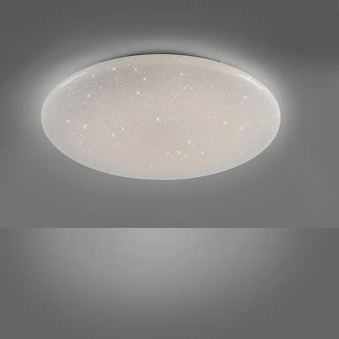 Just Light LED-Deckenleuchte rund LOLAsmart-URANUS - 54 W, Ø x H: 69,5 x 8,9 cm, Weiß, RGBW - Eine Nahaufnahme einer runden Deckenleuchte mit einem Sternenmuster, die ein sanftes, warmes Licht in einem modernen Raum ausstrahlt.