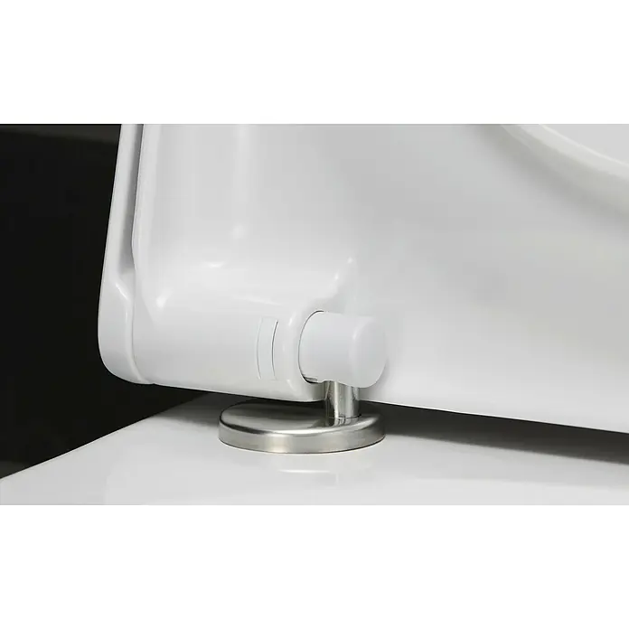 Duravit Starck 3 Wand-WC-Set - Spülrandlos, Mit antibakterieller Glasur, Spülform: Tief, WC Abgang: Waagerecht, Weiß - Nahaufnahme eines weißen Toilettensitzes mit verchromten Scharnieren. Der Fokus liegt auf dem Detail und der Verarbeitung des Produkts.
