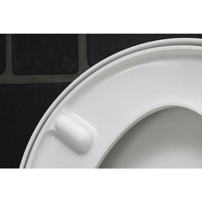 Duravit Starck 3 Wand-WC-Set - Spülrandlos, Mit antibakterieller Glasur, Spülform: Tief, WC Abgang: Waagerecht, Weiß - Nahaufnahme eines weißen Toilettensitzes mit hervorstehenden Details und einer glatten Oberfläche vor einem dunklen Hintergrund.