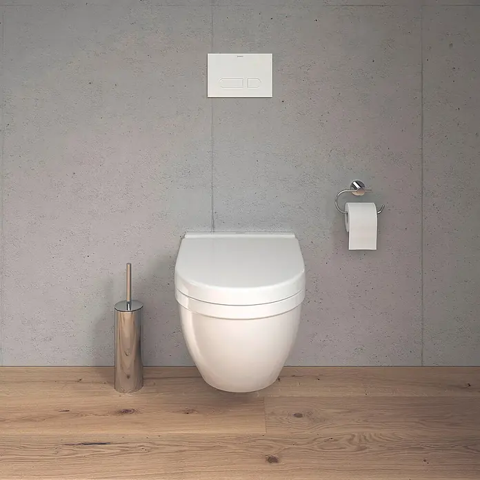 Duravit Starck 3 Wand-WC - Spülrandlos, Ohne Spezialglasur, Spülform: Tief, WC Abgang: Waagerecht, Weiß - Eine wandhängende Toilette mit integriertem Spülkasten und einem passenden Toilettenbürstenhalter aus Edelstahl für ein modernes Badezimmer.