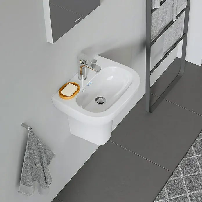 Duravit D-Code Waschbecken - 45 x 34 cm, Ohne Spezialglasur, Hahnloch: Mitte, Mit Überlauf, Weiß - Ein modernes Waschbecken mit Armatur, Seife und Handtuchhalter, das ein stilvolles Badezimmerambiente schafft.