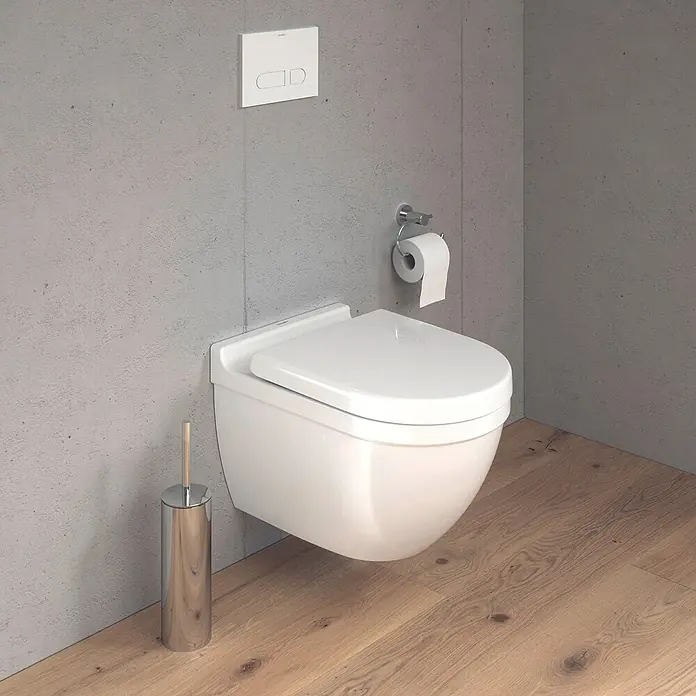 Duravit Starck 3 Wand-WC-Set - Spülrandlos, Mit antibakterieller Glasur, Spülform: Tief, WC Abgang: Waagerecht, Weiß - Wandhängendes WC mit Spülkasten und Toilettenpapierhalter. Minimalistisches Design mit Holzboden und Betonwand für ein modernes Badezimmer.