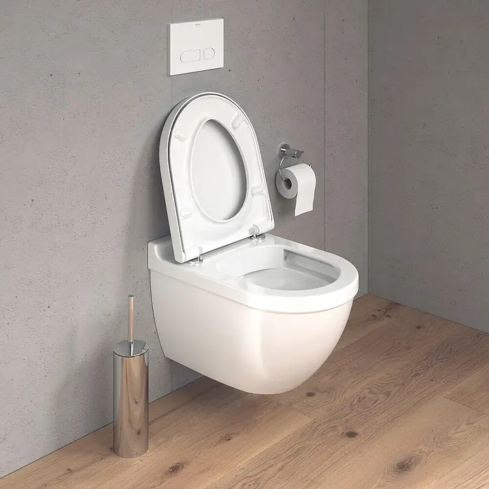 Duravit Starck 3 Wand-WC - Spülrandlos, Ohne Spezialglasur, Spülform: Tief, WC Abgang: Waagerecht, Weiß - Das Bild zeigt eine moderne, wandhängende Toilette mit offenem Deckel, Toilettenbürste und Papierhalter in einem Badezimmer mit Holzboden.