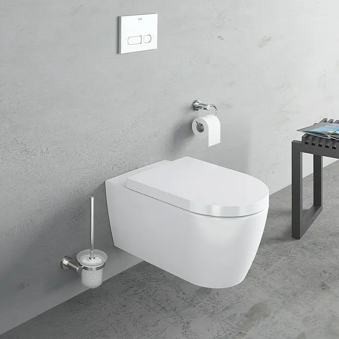Duravit ME by Starck Wand-WC-Set Typ 1 - Spülrandlos, Ohne Spezialglasur, Spülform: Tief, WC Abgang: Waagerecht, Weiß - Moderne wandhängende Toilette mit Toilettenbürste und Papierhalter in einem stilvollen Badezimmer.