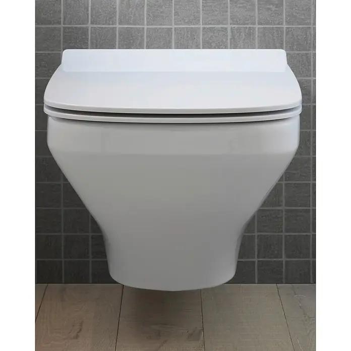 Duravit DuraStyle Wand-WC-Set - Spülrandlos, Ohne Spezialglasur, Spülform: Tief, WC Abgang: Waagerecht, Weiß - Eine wandhängende Toilette mit einem schlichten, weißen Design vor einer grauen Fliesenwand.