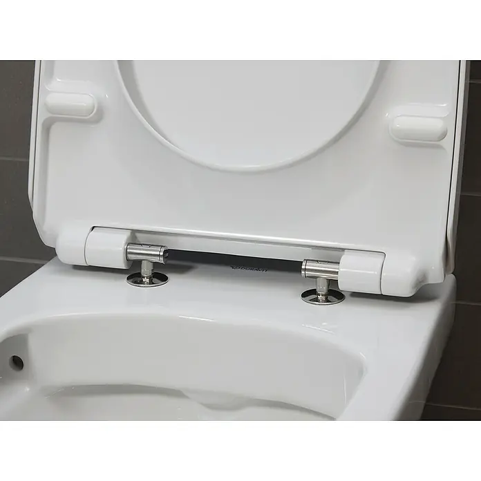 Duravit DuraStyle Wand-WC Basic - Spülrandlos, Ohne Spezialglasur, Spülform: Tief, WC Abgang: Waagerecht, Weiß - Nahaufnahme eines Duravit Toilettensitzes, der die hochwertige Verarbeitung und das elegante Design des Sanitärprodukts hervorhebt.
