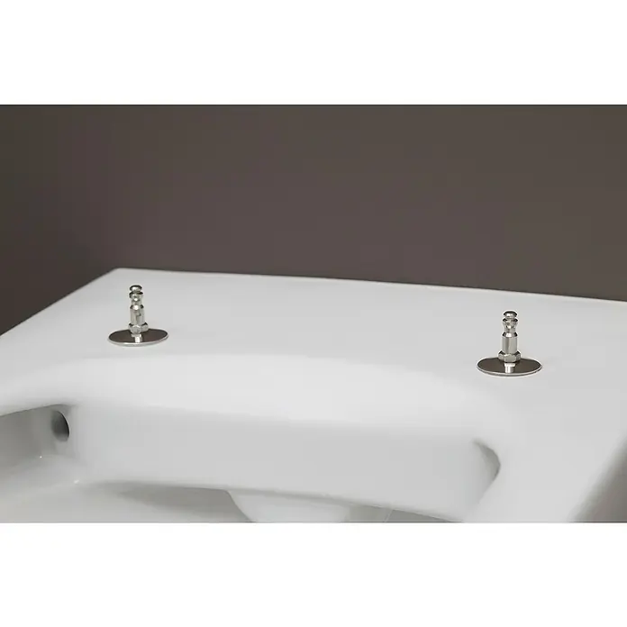 Duravit ME by Starck Wand-WC-Set Typ 1 - Spülrandlos, Ohne Spezialglasur, Spülform: Tief, WC Abgang: Waagerecht, Weiß - Nahaufnahme einer weißen Toilette mit glänzenden, silbernen Befestigungen für den Toilettensitz. Schlichtes und modernes Design im Fokus.