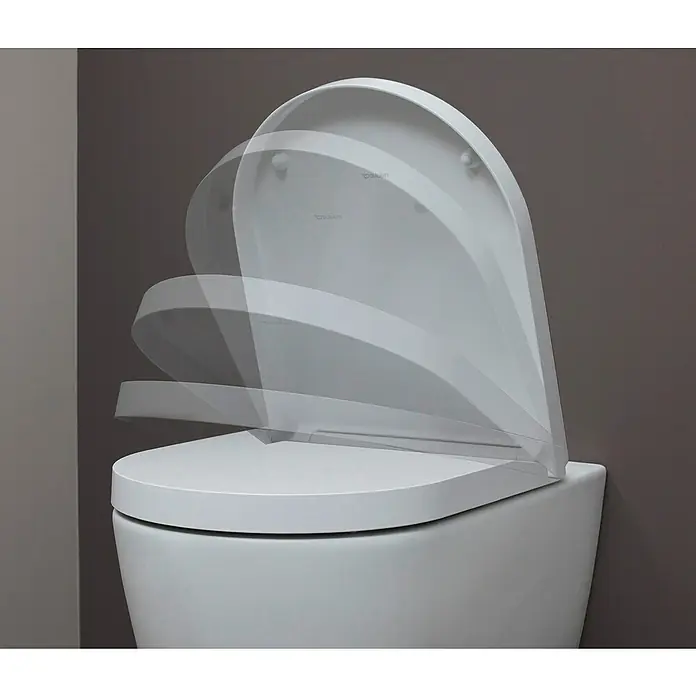 Duravit ME by Starck Wand-WC-Set Typ 1 - Spülrandlos, Ohne Spezialglasur, Spülform: Tief, WC Abgang: Waagerecht, Weiß - Nahaufnahme einer weißen Duravit-Toilette mit schwenkbarem Toilettensitz vor einem grauen Hintergrund.