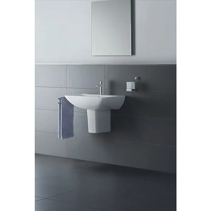 Duravit ME by Starck Waschtisch Typ 2 - 60 x 46 cm, Ohne Spezialglasur, Hahnloch: Mitte, Mit Überlauf, Weiß - Ein elegantes, wandmontiertes Waschbecken mit Armatur und Handtuch, ergänzt durch einen passenden Spiegel und Zahnputzbecher.