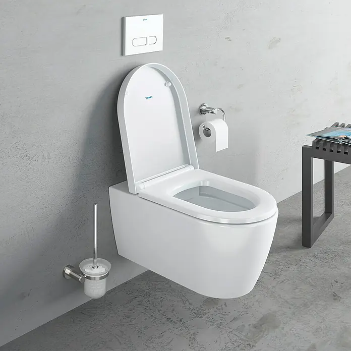 Duravit ME by Starck Wand-WC-Set Typ 1 - Spülrandlos, Ohne Spezialglasur, Spülform: Tief, WC Abgang: Waagerecht, Weiß - Dieses Bild zeigt eine moderne, wandhängende Toilette in einem Badezimmer. Die Toilette ist weiß und hat einen offenen Deckel.