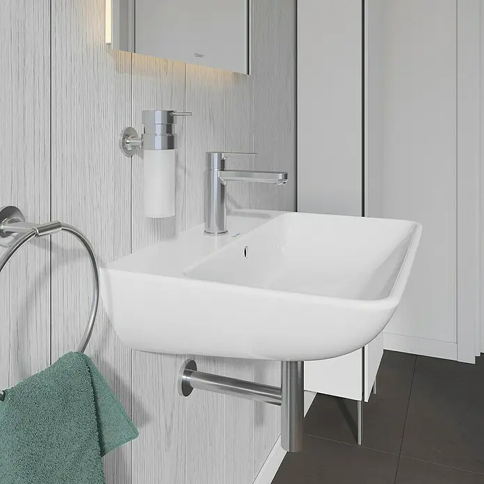 Duravit ME by Starck Waschtisch Typ 2 - 60 x 46 cm, Ohne Spezialglasur, Hahnloch: Mitte, Mit Überlauf, Weiß - Nahaufnahme eines modernen, weißen Waschbeckens mit Armatur und Seifenspender, ideal für stilvolle Badezimmer.