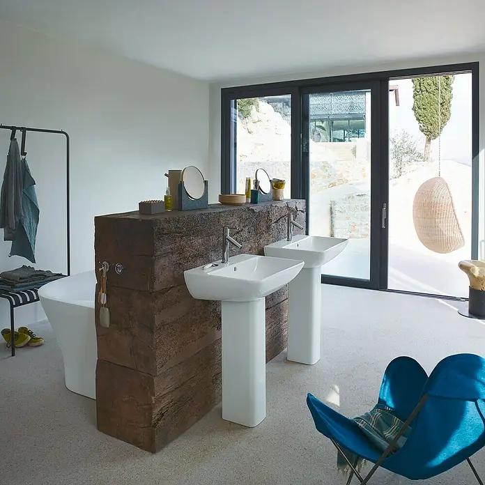 Duravit ME by Starck Waschtisch Typ 2 - 60 x 46 cm, Ohne Spezialglasur, Hahnloch: Mitte, Mit Überlauf, Weiß - Badezimmer mit zwei Waschbecken auf einem Holzboden, die ein modernes und elegantes Design widerspiegeln.\n
