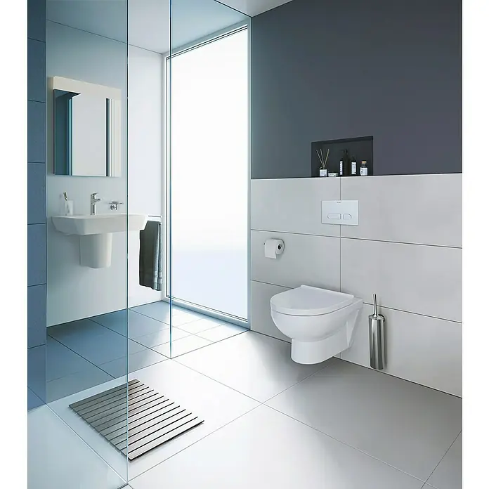 Duravit DuraStyle Wand-WC-Set Basic - Spülrandlos, Ohne Spezialglasur, Spülform: Tief, WC Abgang: Waagerecht, Weiß - Modernes Badezimmer-Interieur mit wandhängendem WC, Waschbecken und grauer Akzentwand für stilvolles Ambiente.