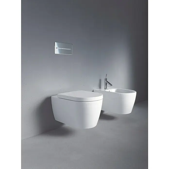 Duravit ME by Starck Wand-WC-Set Typ 1 - Spülrandlos, Ohne Spezialglasur, Spülform: Tief, WC Abgang: Waagerecht, Weiß - Moderne Badezimmeransicht mit einer wandhängenden Toilette und einem Bidet, die durch ihr minimalistisches Design bestechen.