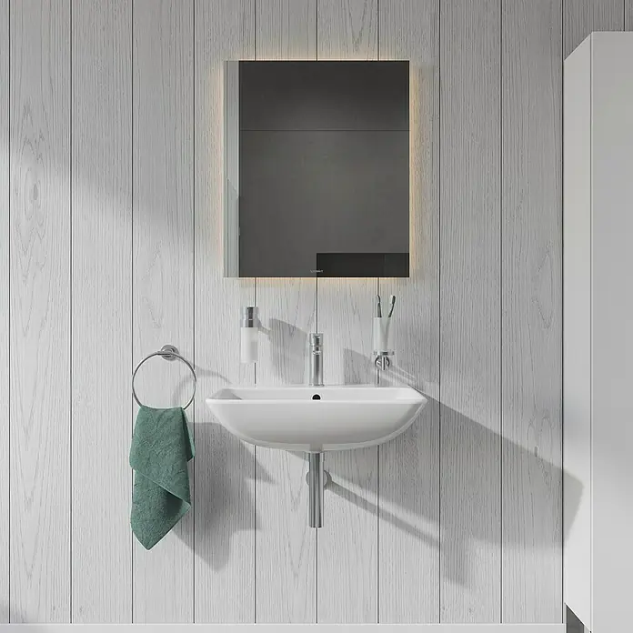 Duravit ME by Starck Waschtisch Typ 2 - 60 x 46 cm, Ohne Spezialglasur, Hahnloch: Mitte, Mit Überlauf, Weiß - Das moderne Badezimmer-Setup präsentiert ein Duravit Waschbecken mit Spiegel und Handtuchring an einer stilvollen Holzwand.