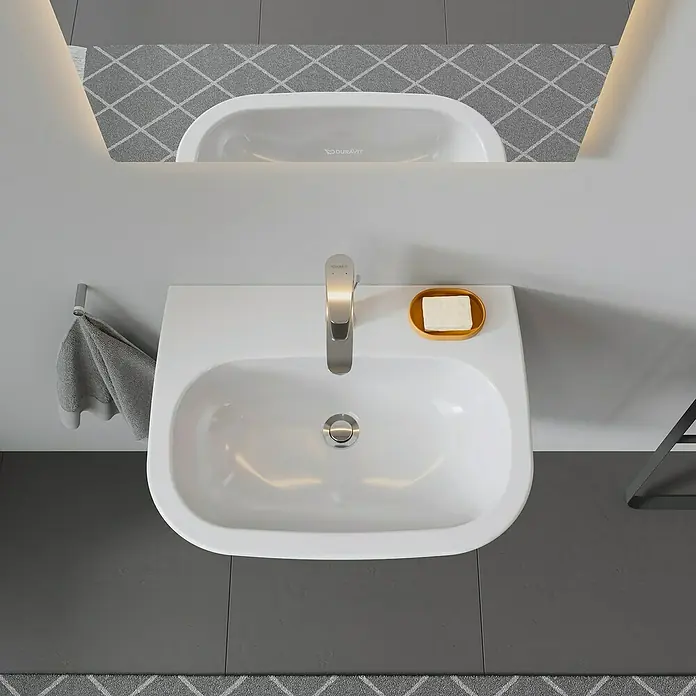Duravit D-Code Waschtisch - 60 x 46 cm, Ohne Spezialglasur, Hahnloch: Mitte, Mit Überlauf, Weiß - Weißes Duravit Waschbecken mit Armatur, Seife und Handtuch. Das moderne Design passt perfekt in jedes Badezimmer.