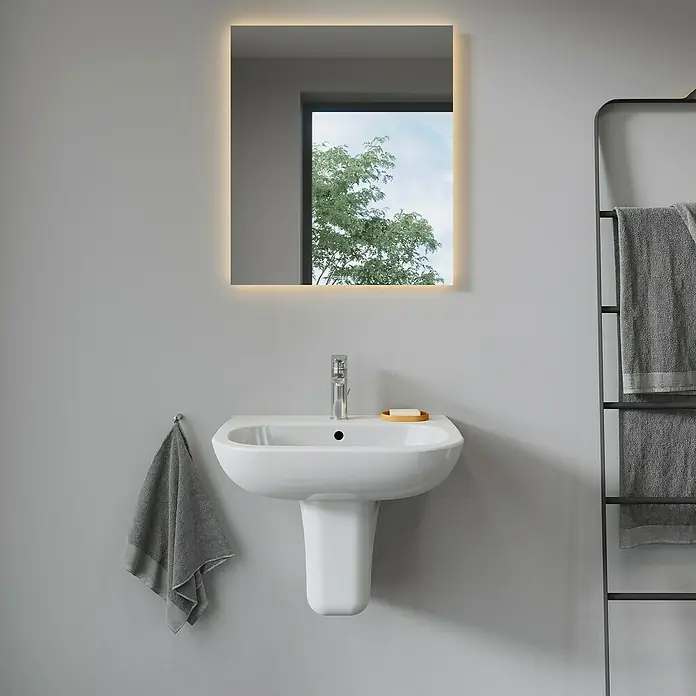 Duravit D-Code Waschtisch - 60 x 46 cm, Ohne Spezialglasur, Hahnloch: Mitte, Mit Überlauf, Weiß - Ein elegantes Badezimmer mit einem modernen Waschbecken und einem beleuchteten Spiegel, das Design und Funktionalität vereint.