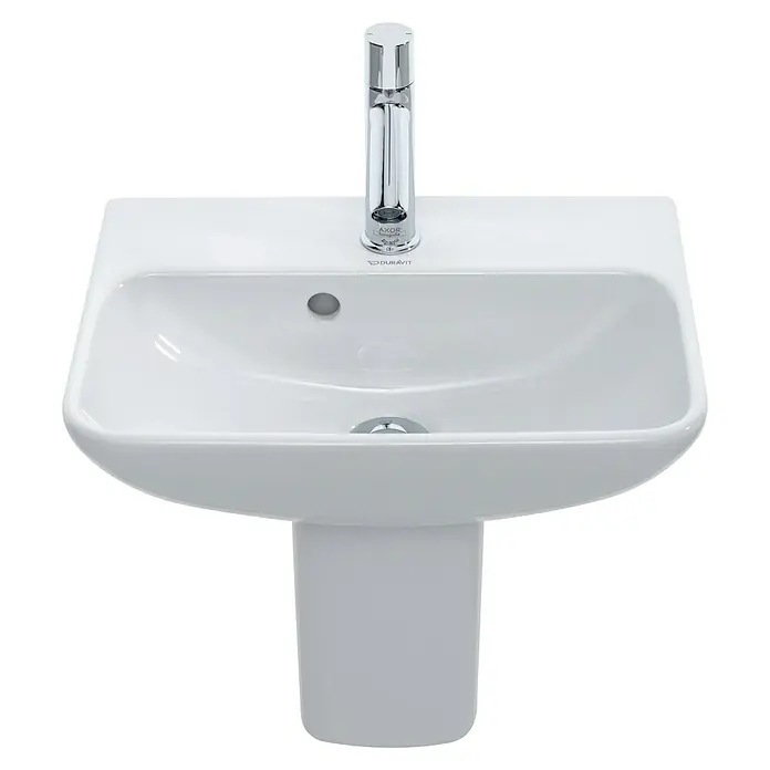 Duravit ME by Starck Waschbecken - 45 x 32 cm, Ohne Spezialglasur, Hahnloch: Mitte, Mit Überlauf, Weiß - Nahaufnahme eines weißen Duravit-Waschbeckens mit Chromarmatur vor schwarzem Hintergrund.