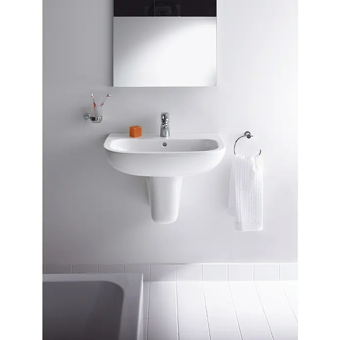 Duravit D-Code Waschtisch - 60 x 46 cm, Ohne Spezialglasur, Hahnloch: Mitte, Mit Überlauf, Weiß - Badezimmerwaschbecken mit Armatur, Seife, Handtuch und Zahnputzbecher für ein sauberes und ordentliches Erscheinungsbild.
