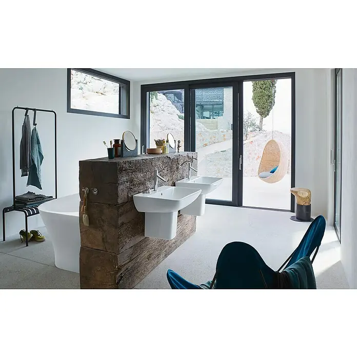 Duravit ME by Starck Waschtisch Typ 2 - 60 x 46 cm, Ohne Spezialglasur, Hahnloch: Mitte, Mit Überlauf, Weiß - Ein luxuriöses Badezimmer mit Doppelwaschbecken und moderner Einrichtung, das eine entspannende Atmosphäre schafft und zum Wohlfühlen einlädt.