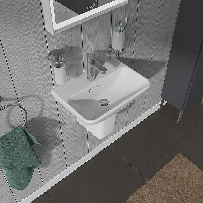 Duravit ME by Starck Waschbecken - 45 x 32 cm, Ohne Spezialglasur, Hahnloch: Mitte, Mit Überlauf, Weiß - Detailaufnahme eines eleganten Duravit Waschbeckens mit Armatur, Seifenspender und Handtuch. Perfekt für moderne Badezimmer.