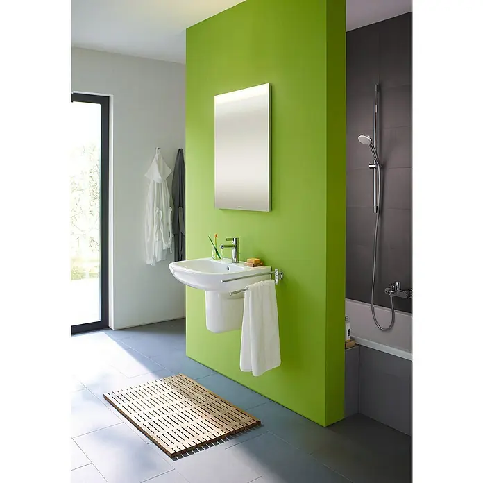 Duravit D-Code Waschtisch - 60 x 46 cm, Ohne Spezialglasur, Hahnloch: Mitte, Mit Überlauf, Weiß - Helles Badezimmer mit einem modernen Waschbecken und einem beleuchteten Spiegel an einer grünen Wand. Der Raum ist minimalistisch gestaltet.