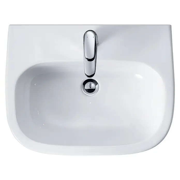 Duravit D-Code Waschtisch - 60 x 46 cm, Ohne Spezialglasur, Hahnloch: Mitte, Mit Überlauf, Weiß - Draufsicht auf ein weißes Waschbecken mit einem modernen Chromhahn. Das Becken ist sauber und bereit für den Gebrauch im Badezimmer.