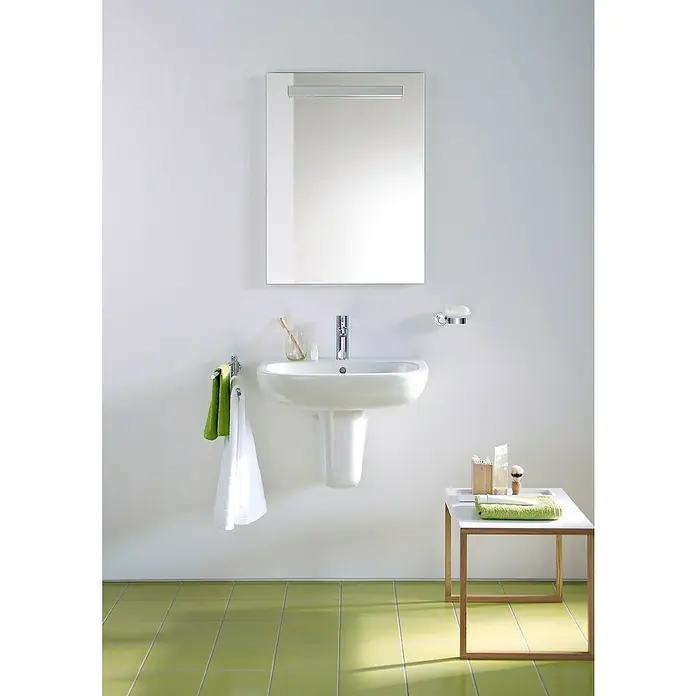 Duravit D-Code Waschtisch - 60 x 46 cm, Ohne Spezialglasur, Hahnloch: Mitte, Mit Überlauf, Weiß - Helles Badezimmer mit weißem Waschbecken an der Wand, großem Spiegel und grün gefliester Bodenfläche. Handtücher sind ebenfalls vorhanden.