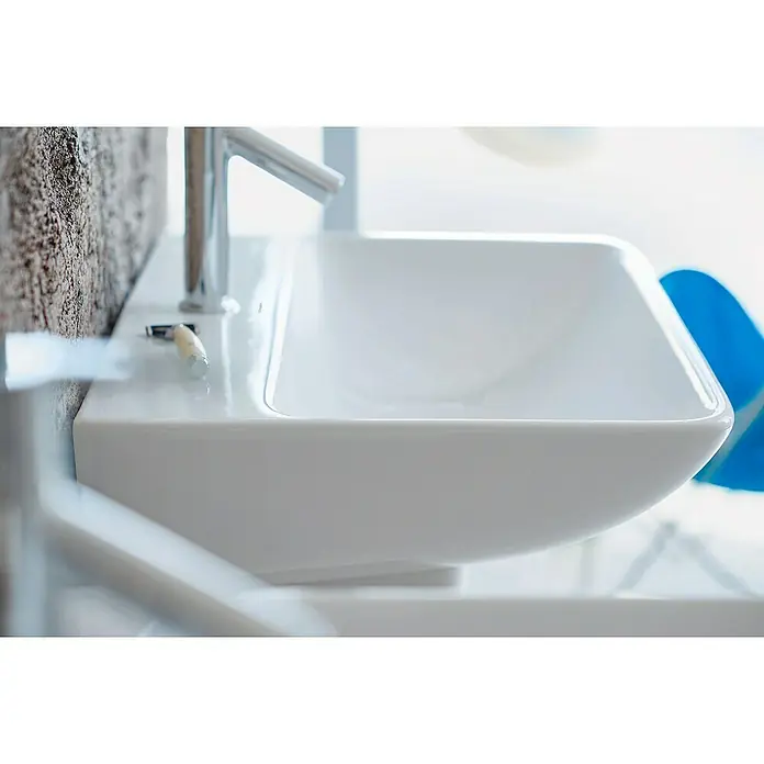 Duravit ME by Starck Waschtisch Typ 2 - 60 x 46 cm, Ohne Spezialglasur, Hahnloch: Mitte, Mit Überlauf, Weiß - Nahaufnahme eines modernen, rechteckigen Waschbeckens mit Armatur und Zahnbürste in einem Badezimmer.