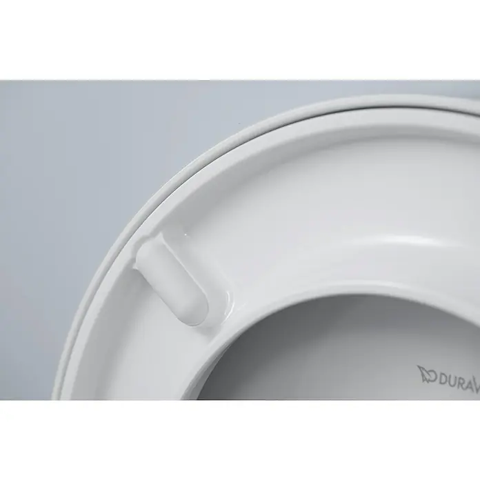 Duravit ME by Starck Wand-WC-Set Typ 1 - Spülrandlos, Ohne Spezialglasur, Spülform: Tief, WC Abgang: Waagerecht, Weiß - Detailaufnahme eines weißen Duravit-Toilettensitzes, der die schlanke Form und das minimalistische Design hervorhebt.