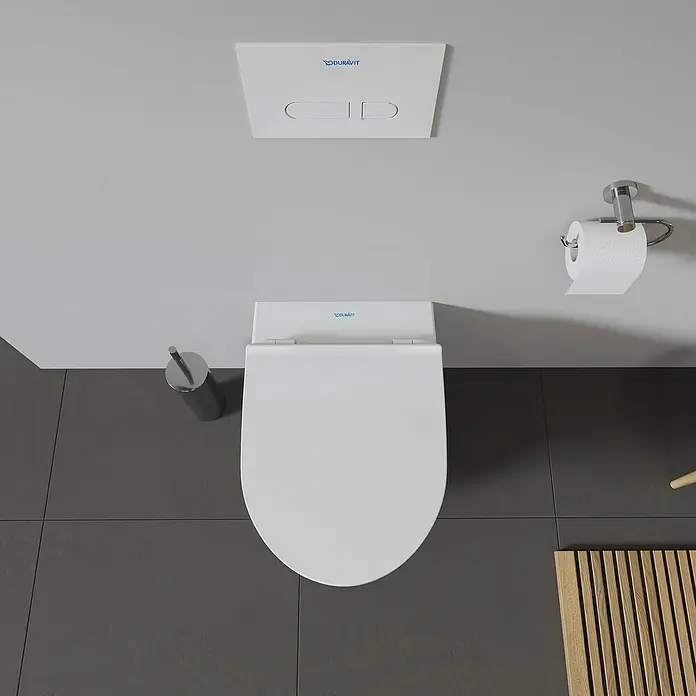 Duravit DuraStyle Wand-WC Basic - Spülrandlos, Ohne Spezialglasur, Spülform: Tief, WC Abgang: Waagerecht, Weiß - Weißes Duravit Wand-WC mit Spülkasten und Toilettenpapierhalter im modernen Badezimmer. Elegantes Design für ein stilvolles Ambiente.