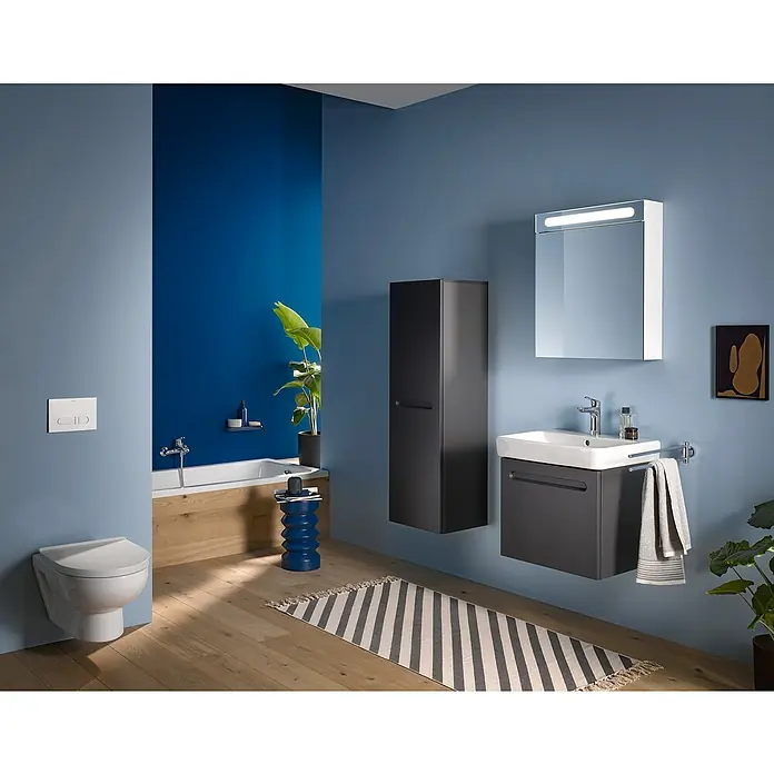 Duravit DuraStyle Wand-WC Basic - Spülrandlos, Ohne Spezialglasur, Spülform: Tief, WC Abgang: Waagerecht, Weiß - Elegantes Badezimmer mit wandmontierter Toilette, Waschbeckenunterschrank und Spiegelschrank mit integrierter Beleuchtung für ein modernes Ambiente.