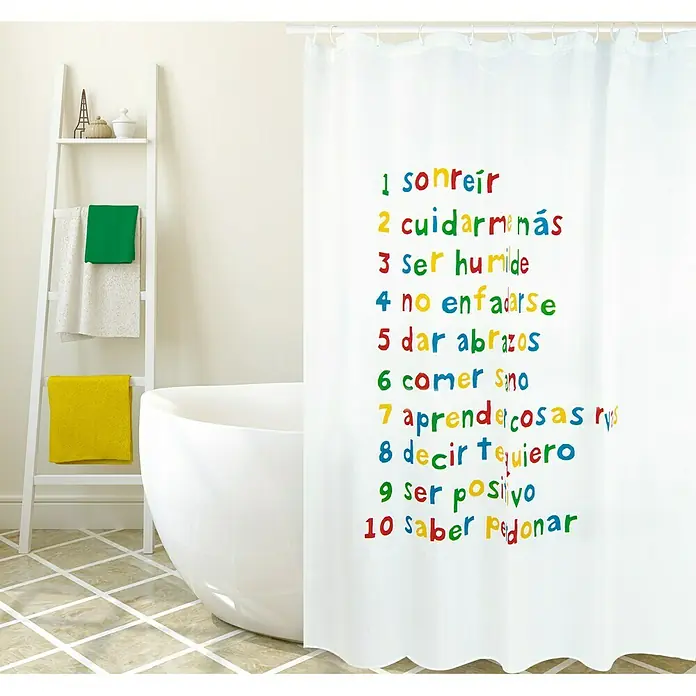Venus Cortina de baño Propósitos - An x Al: 180 x 200 cm, Plástico, Blanco - La imagen muestra una zona de baño elegante con una bañera blanca y una cortina de ducha con estampados de texto español coloridos.