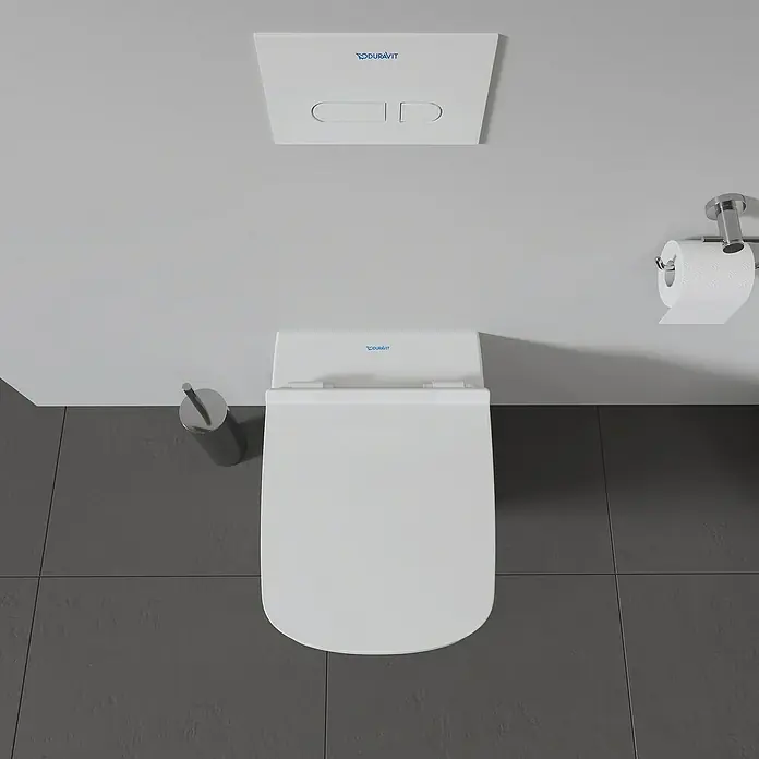 Duravit DuraStyle Wand-WC - Spülrandlos, Ohne Spezialglasur, Spülform: Tief, Sichtbarkeit Befestigung: Verdeckt, Weiß - Ein Blick von oben auf eine moderne, wandhängende Duravit Toilette mit Betätigungsplatte und Toilettenpapierhalter in einem stilvollen Badezimmer.